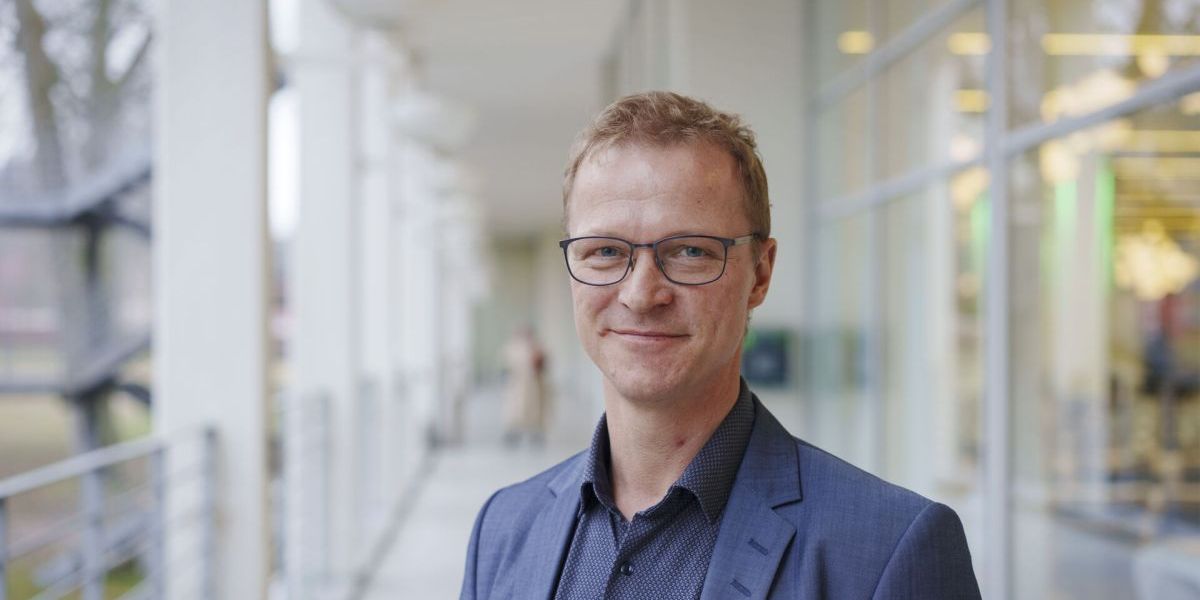 Kommunerne er presset af sparetider. Og her burde de have mulighed for at kræve af pensionister, at de selv betaler for rengøring i eget hjem. Det mener borgmester i Middelfart, Johannes Lundsfryd (S).