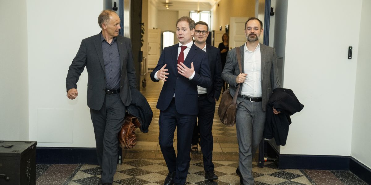 Finansministeren vil ikke give sig. Kommunerne skal også selv finde besparelser på administration i 2024.