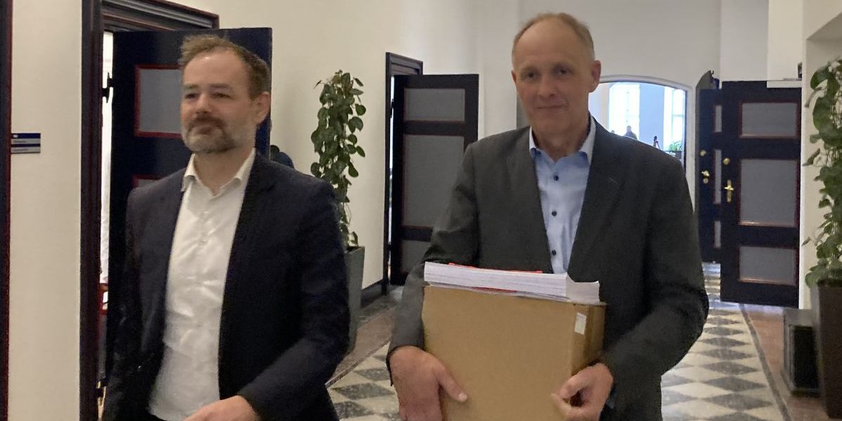 KL's formandsskab truer helt ekstraordinært med at afvise at indgå en økonomiaftale, hvis regeringen fastholder lov, der ifølge KL er et klart brud på DUT-loven.