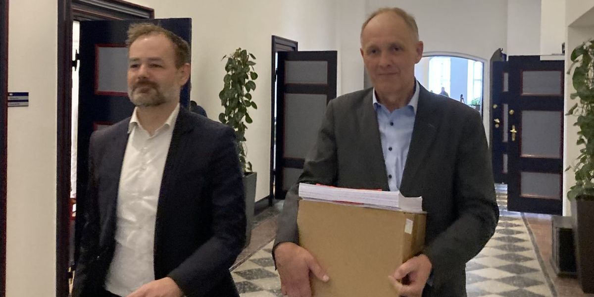 Til sættemødet mellem KL og Finansministeriet omkring økonomiforhandlingerne for 2024 havde KL-formandskabet en kasse fuld af regler, som KL mener, at staten bare kan fjerne. Det var et forsøg fra KL's side om at pege på regler, der kunne fjernes, så man samtidig sparede kommunerne for penge.