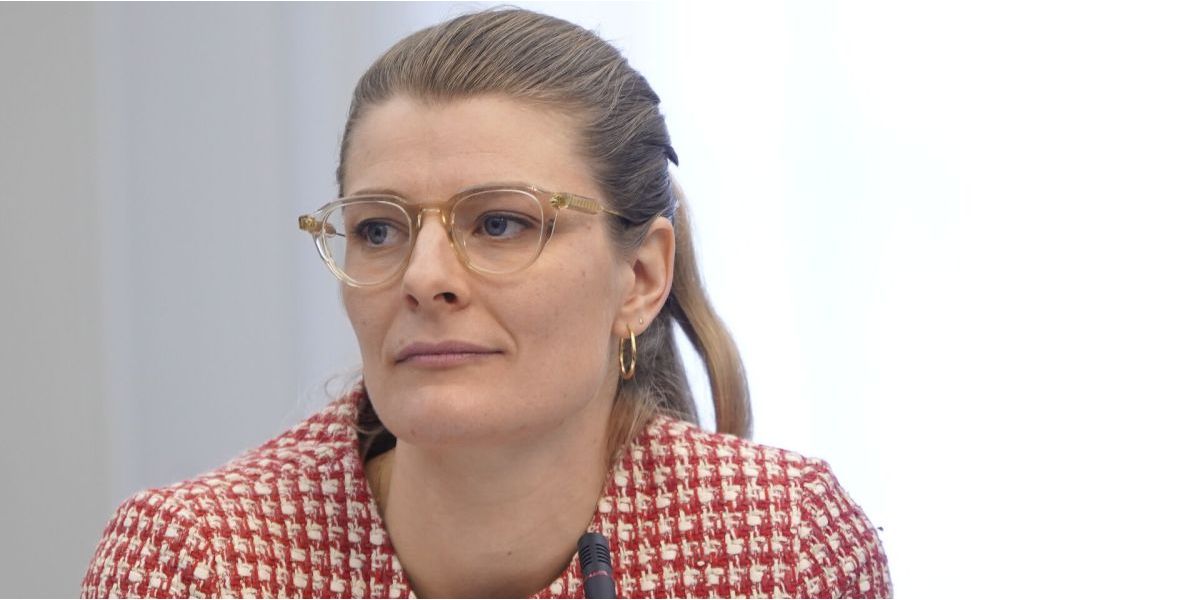 Ifølge en ny rapport fra Beskæftigelsesministeriet vil endnu flere søge om seniorpension de kommende år, og at antallet på ordningen forventes at vokse til 32.900 helårspersoner i 2026. Beskæftigelsesminister Ane Halsboe-Jørgensen og regeringen ønsker at afskaffe ordningen.