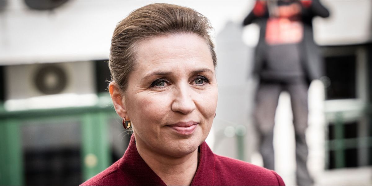 Mette Frederiksens forslag om 37-timers arbejdspligt, som statsministeren kom med i sidste uge, er en del af en større kontanthjælpsreform, som vil blive præsenteret i maj, fortæller flere kilder til NB-Beskæftigelse.