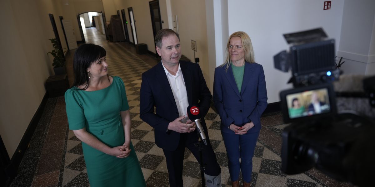Sophie Løhde (V), Nicolai Wammen (S) og Mette Kierkgaard (M) var med til doorstep, forud for økonomiforhandlingerne for 2024.