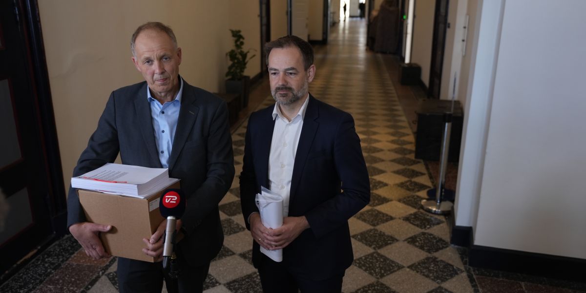 Martin Damm (V), tv. og Jacob Bundsgaard (S) svarer på spørgsmål fra pressen forud forhandlingerne i Finansministeriet.