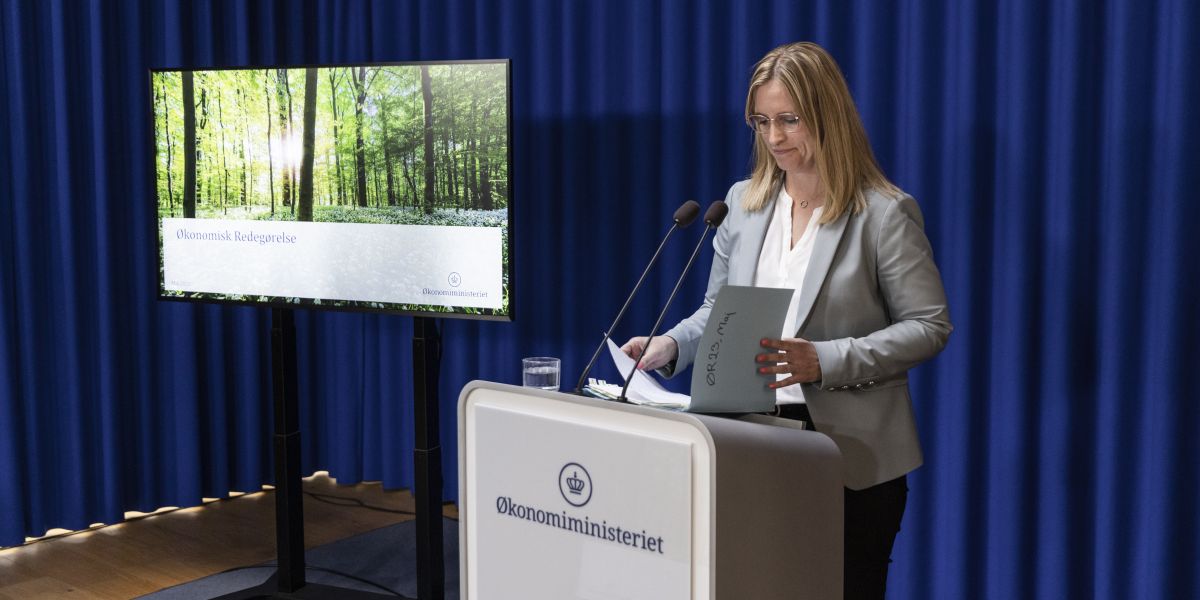 Fungerende økonomiminister Stephanie Lose (V) mener, at regeringens skøn for prisudviklingen i år ligger på linje med de fleste økonomers forventninger. En rundringning afslører dog, at flere økonomer mener, at regeringen er for optimistiske.