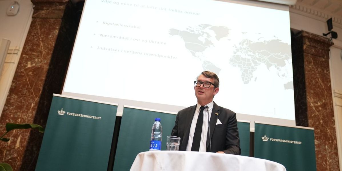 Fungerende forsvarsminister Troels Lund Poulsen (V) præsenterer her tirsdag regeringens udspil til et forsvarsforlig. Mange penge til renovering og bygningsforbedringer er på vej til kasernerne i flere kommuner.