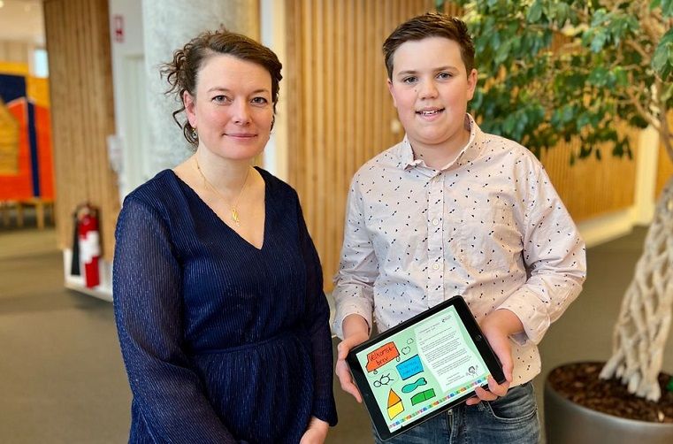 Borgmester Stephanie Storbank (V) sammen med Andrew Fuenzalida, som fik ideen til et velkomstbrev til børn.