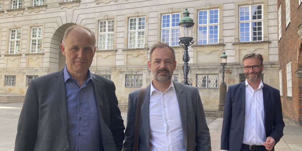 Chefforhandlerne KL-formand Martin Damm (t.v.), næstformand Jacob Bundsgaard og adm. dir. i KL Kristian Vendelbo på vej til økonomiforhandling i Finansministeriet i dag (torsdag).