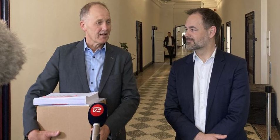KL's formand Martin Damm (t.v.) og næstformand Jacob Bundsgaard går en svær forhandling, fordi de nærmest står i et David-og-Goliath-forhold over for flertalsregeringen.