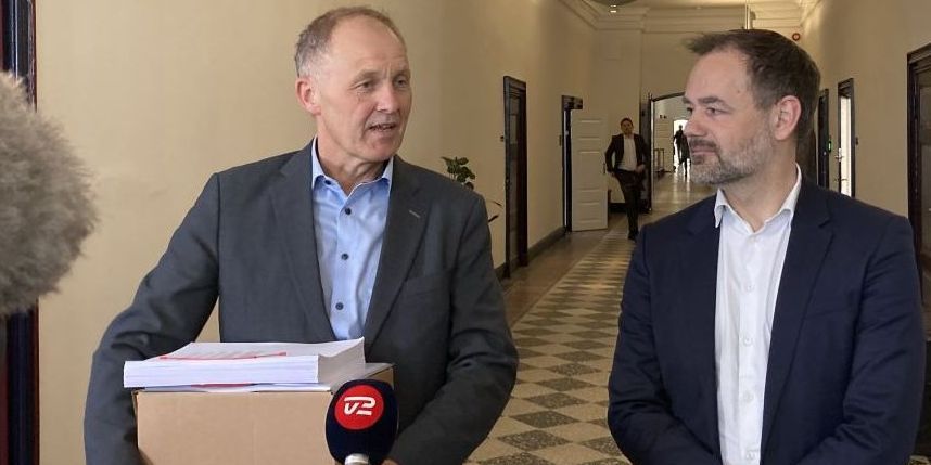 KL's formand Martin Damm (t.v.) og næstformand Jacob Bundsgaard havde meget demonstrativt medbragt en hel kasse med med statslig bureaukrati til økonomiforhandlingerne.