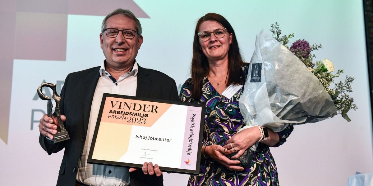 Jobcenterchef Jørgen Dan Pedersen og afdelingsleder Susanne Bay fra Ishøj Jobcenter modtager Arbejdsmiljøprisen 2023.