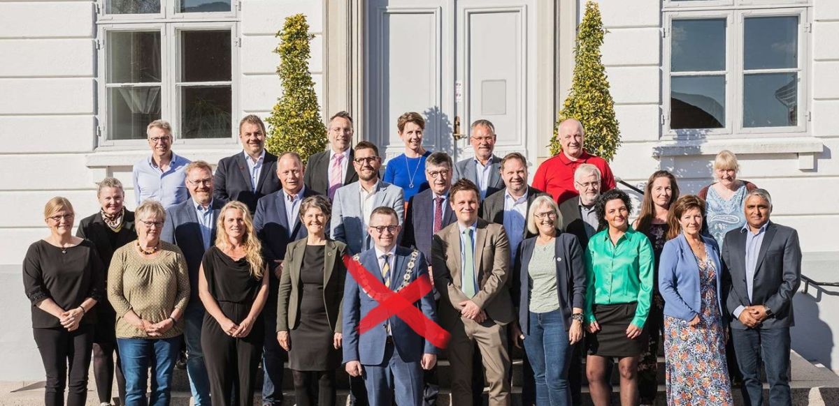 Morten Andersen (V) (her med kryds over) er ude som borgmester i Nordfyns Kommune. Den nye bærer af borgmesterkæden bliver Mette Landtved-Holm (V) (hun er nummer to til højre for Morten Andersen).