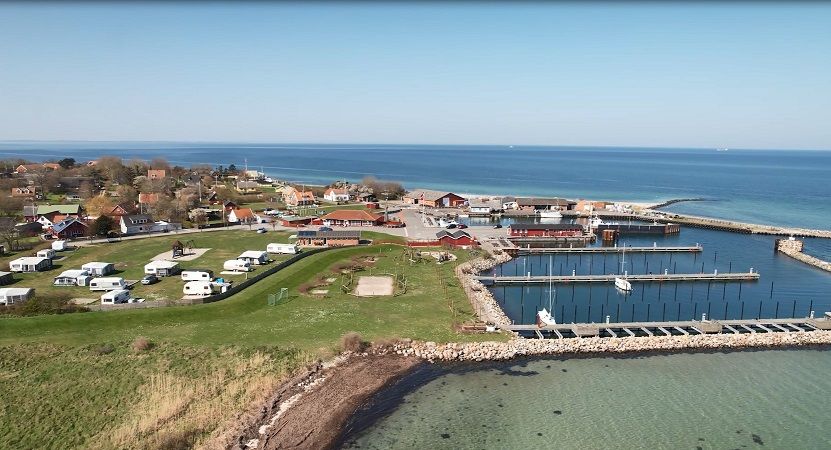 Her ses havnen på Omø i Slagelse Kommune. Øen er blevet kåret som 'Årets Ø 2023'.
