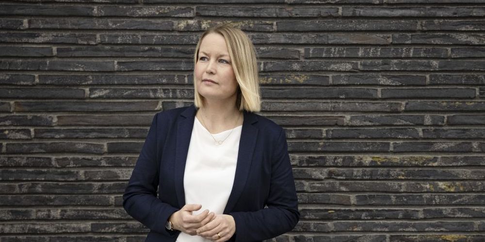 Forkvinde hos Dansk Socialrådgiverforening, Signe Færch, er bekymret for, at besparelserne på administrationen vil føre til afskedigelser af socialrådgivere.