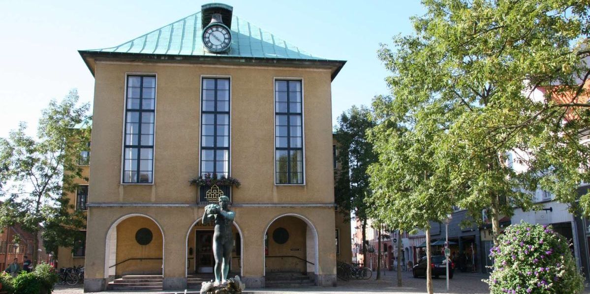 Der sker en del rokeringer i ledelsen i Sønderborg Kommune. Og der rokkes ikke ved, at der skal spares på administrationen.