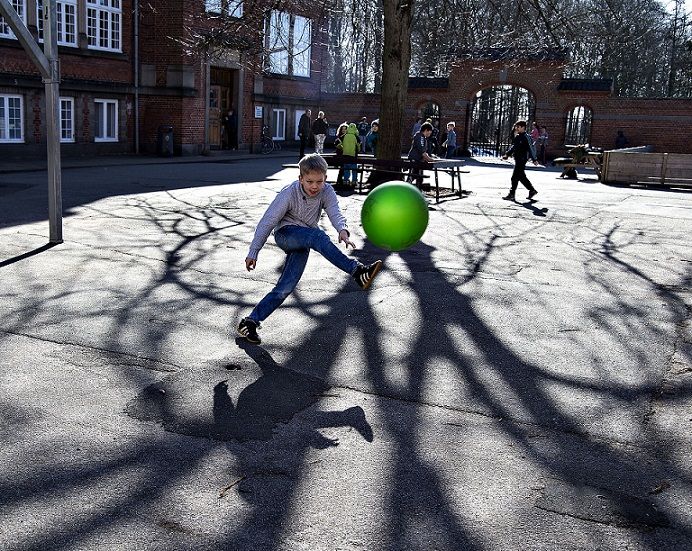 I et brev fra udvalgsformænd i 12 kommuner efterspørges det, at regeringen og KL gentænker, hvordan problemet med elevers mistrivsel og de afledte økonomiske effekter skal kompenseres kommunerne.