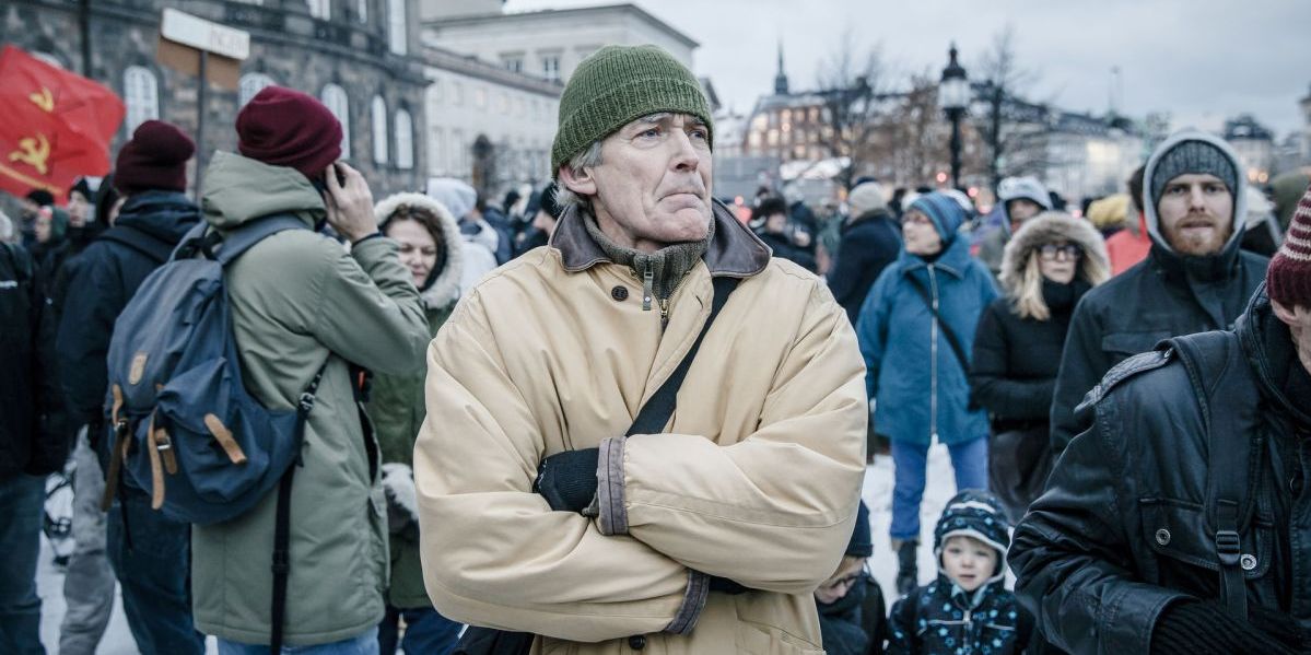 Der var både en omfattende demokratisk debat og mange protester, da staten privatiserede dele af DONG. Når Folketinget nu baner vejen for privatisering af affaldfsforbrændingen, så sker det uden debat, skriver chefredaktør Arne Ullum i denne kommentar.
