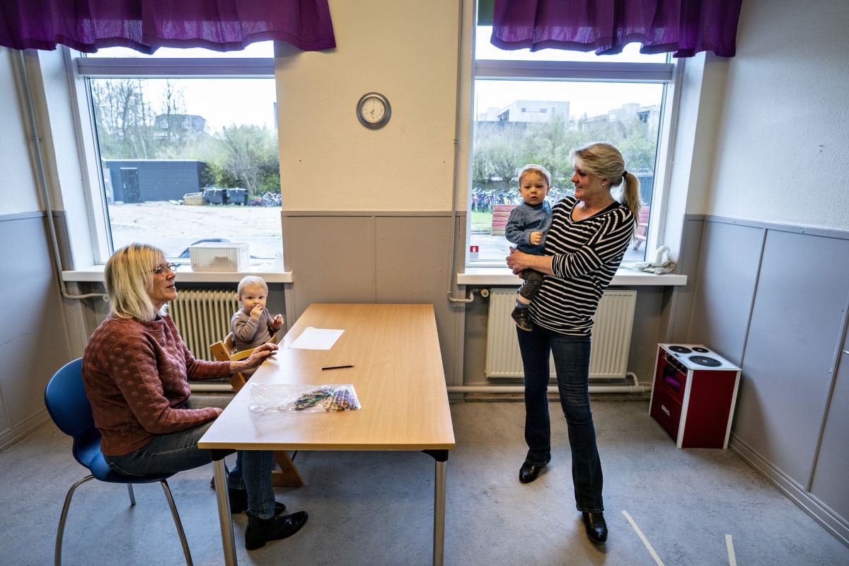 Cirka hver fjerde leder af dagtilbud har mere end 20 ansatte, de skal tage vare på, viser ny evaluering. (Personerne på fotoet har ikke noget med artiklen at gøre)