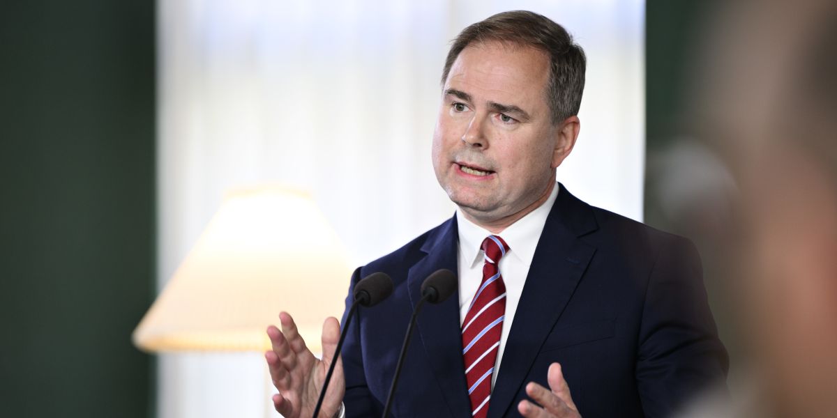 Finansminister Nicolai Wammen (S) har offentliggjort det økonomiske råderum en måned for sent. Men det skyldes, at finansloven for 2023 blev indgået så sent på grund af valg og regeringsdannelse. Det forklarer han i folketingssvar.