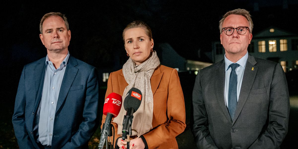 Statsminister Mette Frederiksen (S) flankeret af finansminister Nicolai Wammen (S), der i øjeblikket er på barsel, og fungerende finans- og erhvervsminister Morten Bødskov.