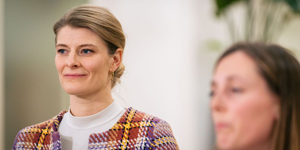 Godt tre uger før frikommuneforsøget efter planen skal begynde og give fire kommuner størst mulig frihed til at tilrettelægge indsatsen, har beskæftigelsesminister Ane Halsboe-Jørgensen ikke taget stilling til, om det bliver til noget. I Hillerød, Greve, Silkeborg og Aabenraa Kommune  forsøger man nu at råbe ministeren op.