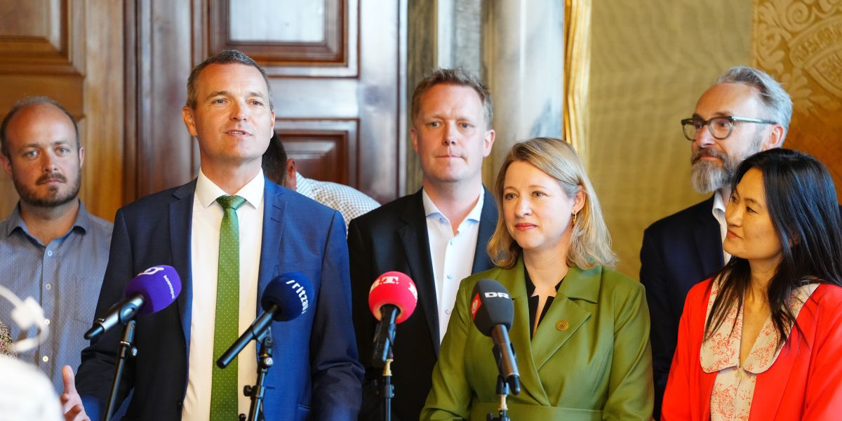 Overborgmester Sophie Hæstorp Andersen (S) (i midten i grønt) fortæller, at skattelettelserne er udtryk for et kompromis, som "ikke er groet" i Socialdemokratiets baghave.