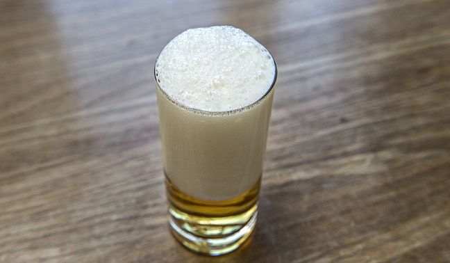 Ansatte i ældreplejen oplever i høj grad alkoholproblematikker med borgere, men hver fjerde ansatte føler sig ikke fagligt klædt på.