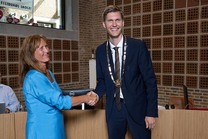 Lasse Frimand Jensen blev indsat som borgmester i Aalborg torsdag. Her får han borgmesterkæden af den fungerende borgmester, Helle Frederiksen.