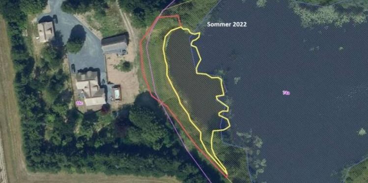 Fotoet her er fra Dons Sø, hvor Kolding Kommune sagsbehandler en sag om hærværk mod naturen. Den lilla linje er matrikelskellet til den tilstødende ejendom, mens de øvrige linjer markerer forskellige former for beskyttet og ubeskyttet natur, skriver DR.