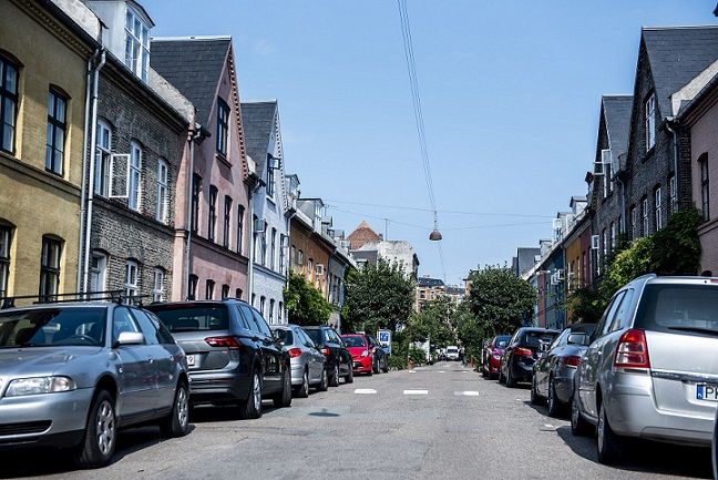 Det kan være svært at finde en parkeringsplads, når kommunens mobile ansatte er på job. Det ved man i både Odense, Vejle og København, hvor billedet her stammer fra.