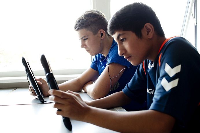 På mange folkeskoler er der allerede en skærmpolitik, som for eksempel kan indebære, at elevernes mobiler bliver samlet i et skab i timerne. Nu er et brev sendt til skoler og kommuner med anbefalinger til skærmbrug i skoletiden.