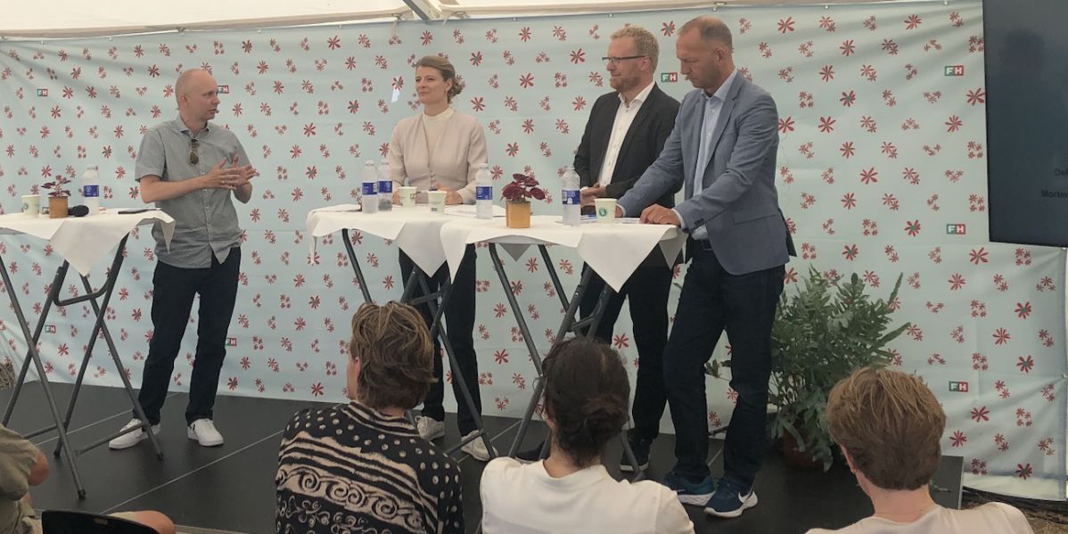 Beskæftigelsesminister Ane Halsboe-Jørgensen (S) vil ikke svare på, om det fortsat er planen at frisætte fire såkaldte velfærdskommuner fra 1. juli. På billedet deltager hun i en debat med fungerende formand for Fagbevægelsens Hovedorganisation Morten Skov Christensen og direktør i Dansk Arbejdsgiverforening Jacob Holbraad.