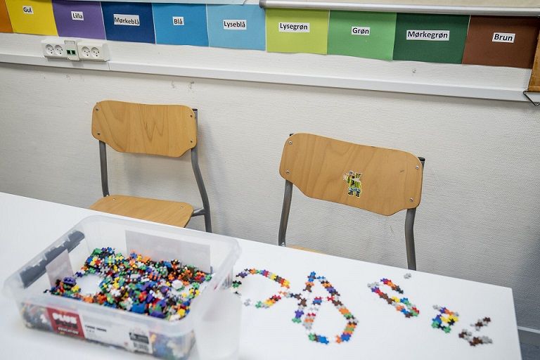 I mange yderkommuner fødes der færre børn, og det betyder, at hver elev koster kommunen flere penge, fordi der er færre elever i de enkelte klasser. Det kan koste folkeskoler livet.