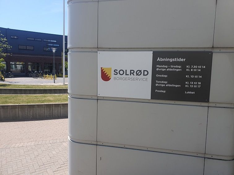 Borgere i Solrød Kommune bliver mødt med et 'Lukket'-skilt, hvis de vil i tale med kommunens medarbejdere om fredagen. Til gengæld er der længere åbent andre dage i ugens løb.