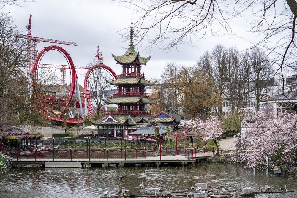 Folketingets politikere har i mange år modtaget et gratis årskort til Tivoli i København fra forlystelsesparken. Den ordning holder Folketingsformand, Søren Gade, fast i, selv om Københavns Borgerrepræsentation for nylig droppede den.