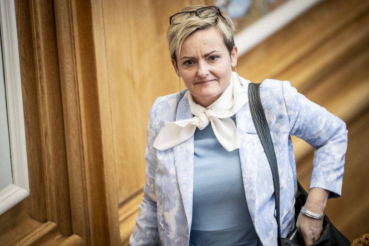 Social- og Boligminister Pernille Rosenkrantz-Theil (S) har sat sit ministerium til at undersøge, hvor mange straks-lukninger af botilbud der foretages, men det svar bliver ikke svært at grave frem. Læs her hvorfor og få det samlede tal for hvor mange botilbud, der fik trukket sin godkendelse i 2021.