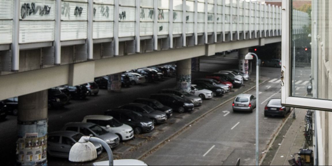 Mere af pladsen i København skal være bilfri, mener Alternativet. Her ses biler parkeret under Bispeengbuen.