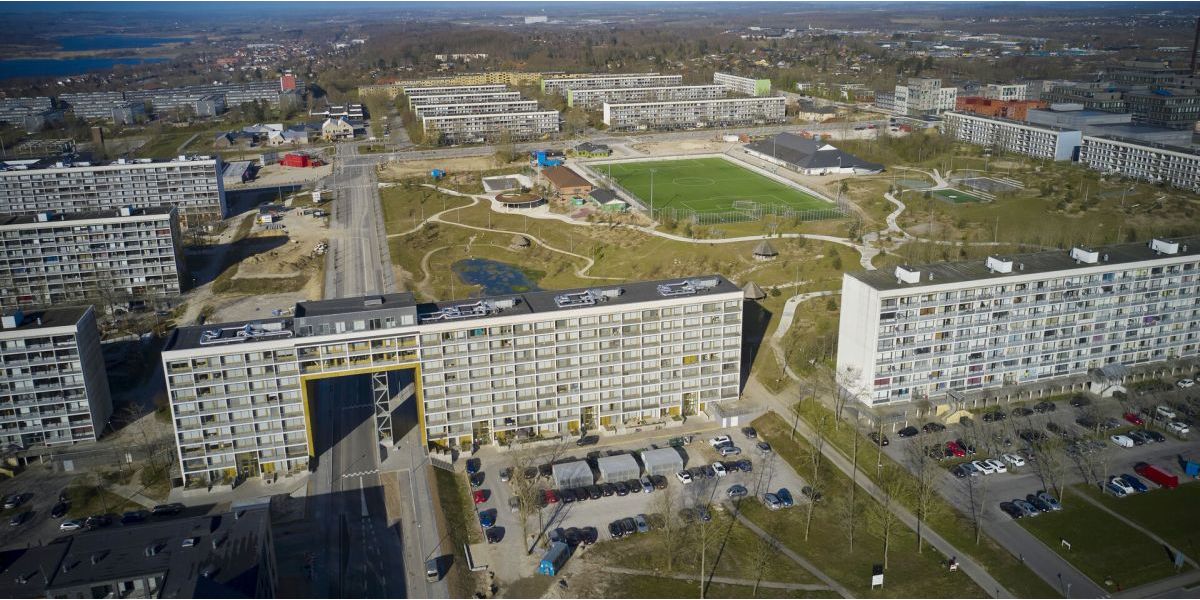I projekt 'Opgang til opgang' har kommunale medarbejdere siden 2019 banket på døren hos 62 familier i Gellerup, for at spørge, hvordan de bedst kan hjælpe forældrene i arbejde og familierne til bedre trivsel.