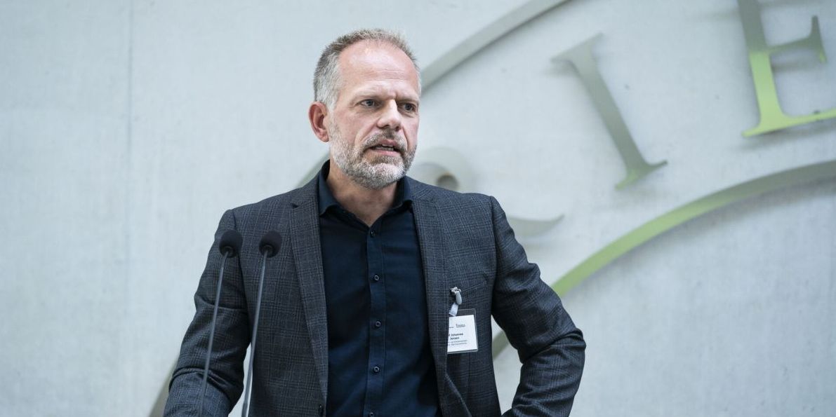 Kommunaldirektør Leif Johannes Jensen fra Hjørring har i flere år været en markant stemme i debatten om arbejdsmarkedsforhold og kommunal udligning. Han foreslår, at staten overtager finansieringen af varige overførsler.