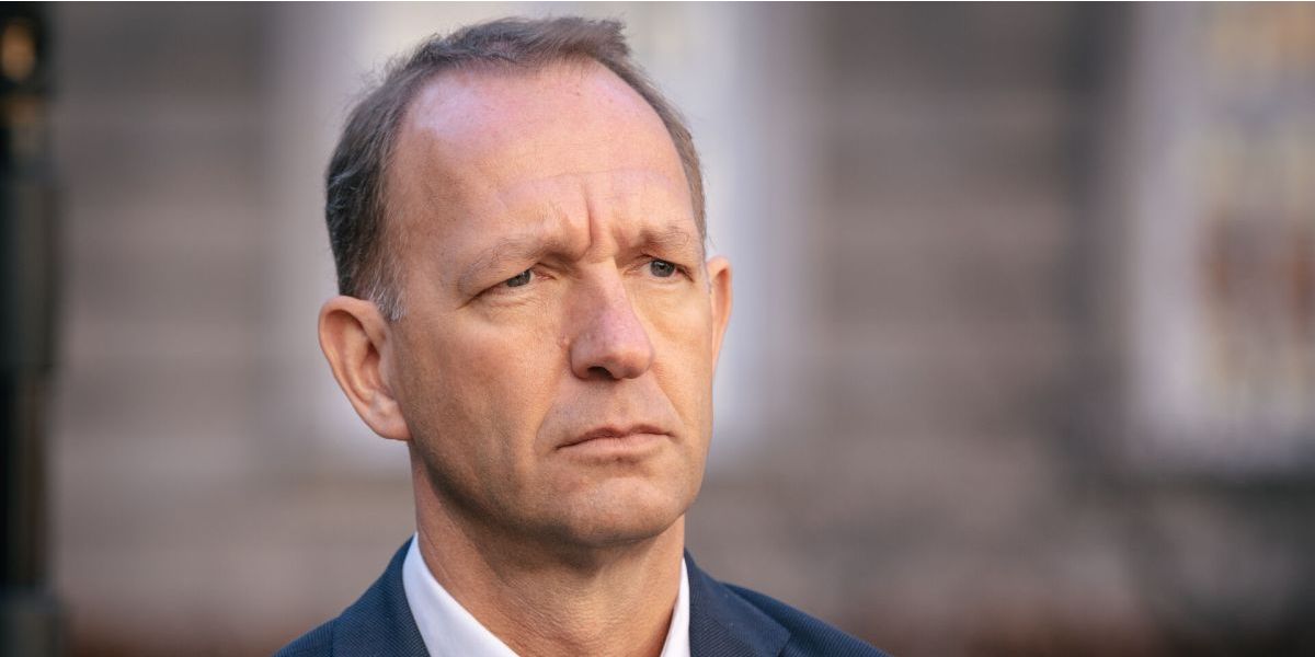 Jacob Holbraad, administrerende direktør i Dansk Arbejdsgiverforening (DA), mener, at der er behov for en kraftig oprydning i antallet af offentlige forsørgelsesordninger.