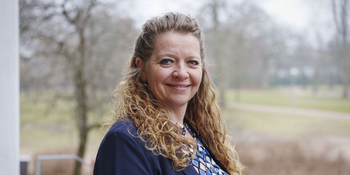 Helle Gade (S) fra Silkeborg Kommune, er én af de borgmestre, der kan gå smilende i seng om aftenen. Hun har sammen med et flertal i byrådet sikret sin kommune over 150 mio. kr. i 2023 og 300 mio. kr. i 2022, fordi de valgte at selvbudgettere.