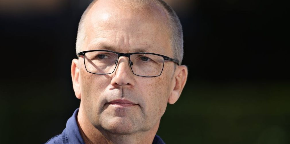 "Det er kontraprodukt, at kommuner straffes for at få folk i arbejde," siger Peder Hvelplund, som er handicapordfører for Enhedslisten. Han vil stille spørgsmål til ministeren.