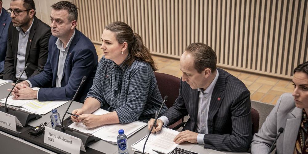Indenrigs- og Sundhedsministeriet har været alt for langsomme til at implementere de initiativer, der skulle nedbringe tvangen i psykiatrien.