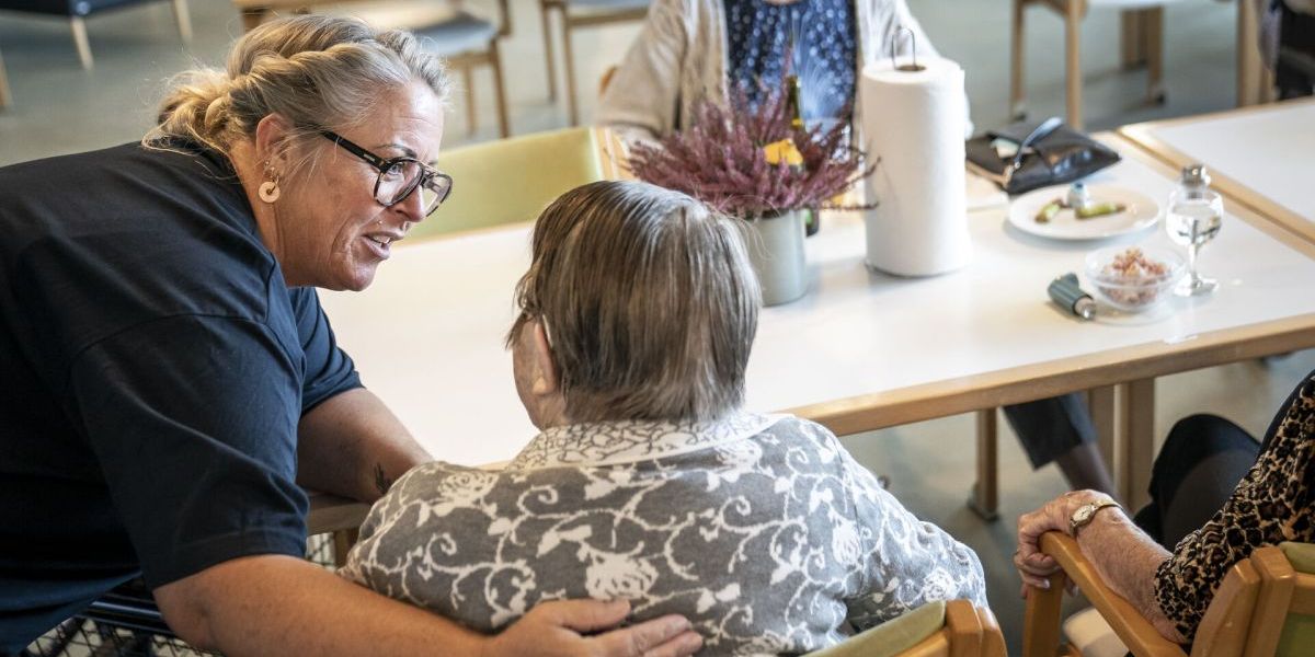 I Vejen Kommune bliver der brugt markant færre timer på at hjælpe og pleje ældre. (Personerne på fotoet har ikke noget med artiklen at gøre)