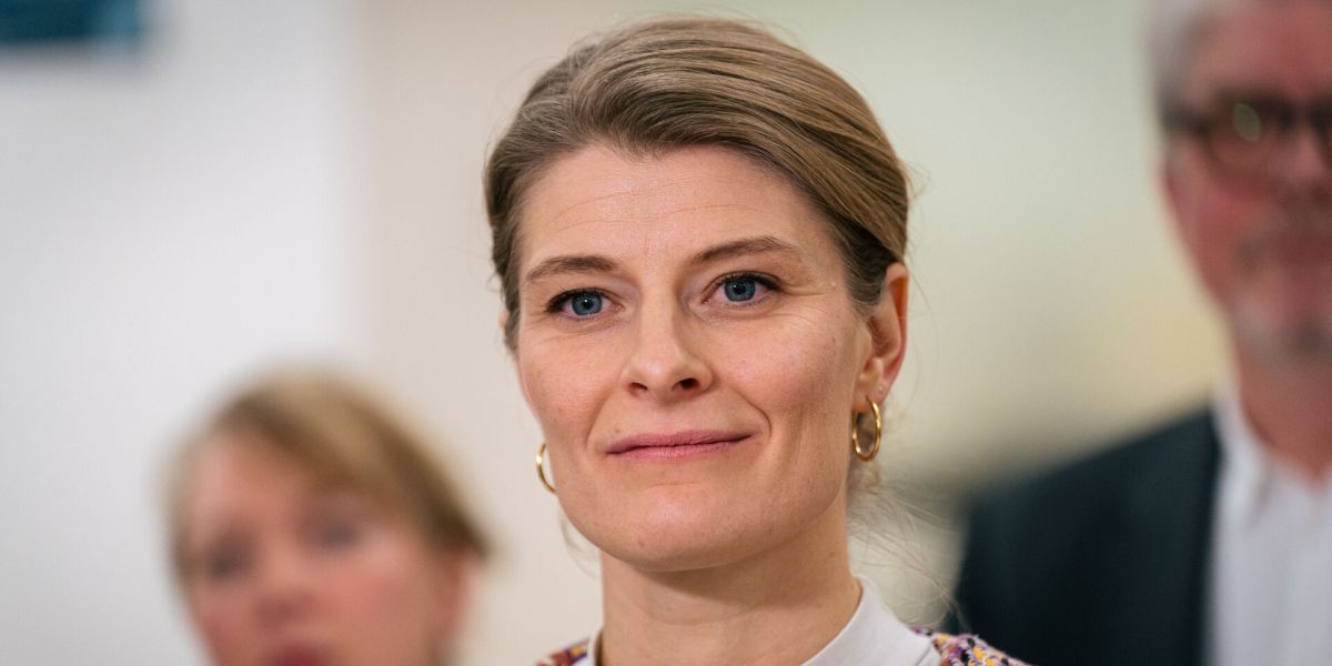 Beskæftigelsesminister Ane Halsboe-Jørgensen (S) vil fastholde forhøjede dagpenge, så visse ledige kan opkvalificere sig inden for de brancher, der mangler arbejdskraft.