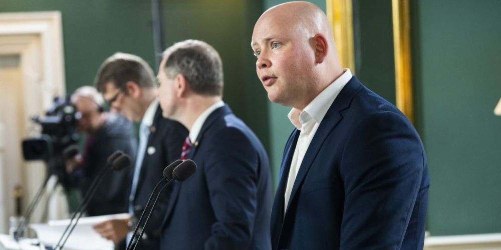 "Der er ikke én løsning på problemerne med den stigende mistrivsel blandt børn og unge," siger kulturminister Jakob Engel-Schmidt.