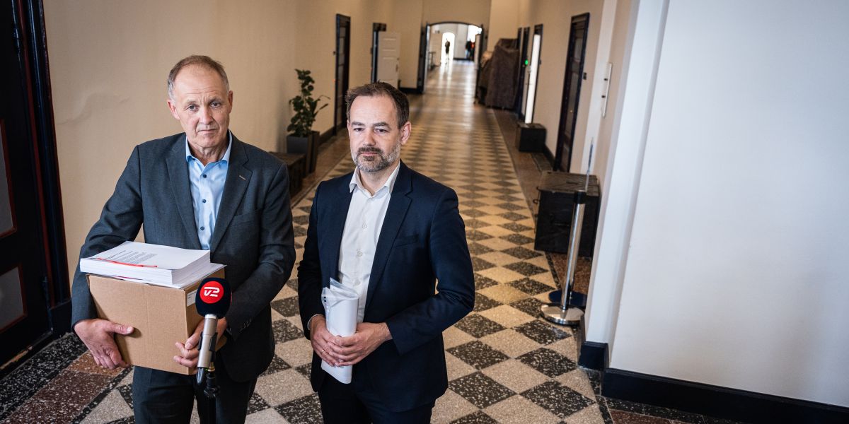 KL-formandskabet bestående af Martin Damm (V) og Jacob Bundsgaard (S) havde en stor kasse med eksempler på administration, som kommunerne og staten kunne spare til økonomiforhandlingerne for 2024. Dengang afviste regeringen at få det indarbejdet i økonomiaftalen. Man er derfor først i gang med et samarbejde om at fjerne regler nu.