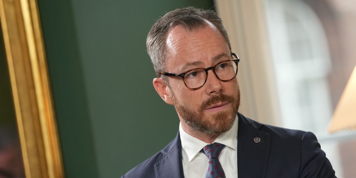 Økonominister Jacob Ellemann-Jensen (V) kalder det ambitiøst, at staten vil spare 400 mio. kr. på administration i staten
