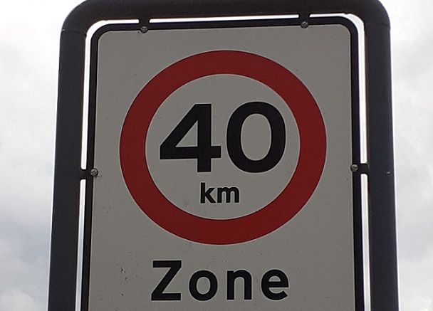 Det er denne her type skilte der opsættes. Tavlen angiver et område med en lokal hastighedsbegrænsning på 40 km/t.