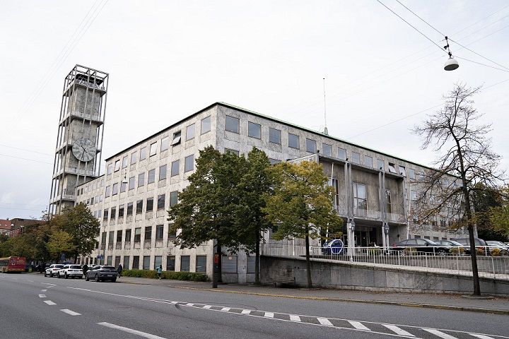 En medarbejder i Aarhus Kommune inviterede tre lokalpolitikere på rundtur i rådhusets kælder til test af asbestholdigt materiale. Det har nu kostet ham jobbet.